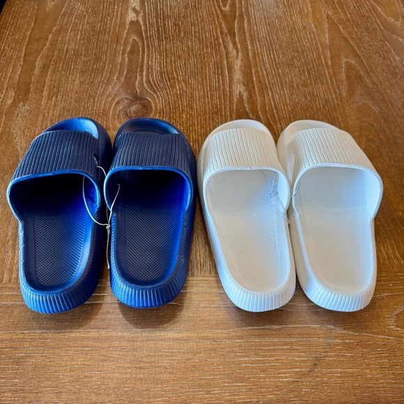 1 set of 2 pairs molded pool slides 1 blue & 1 white 9 - Picture 4 of 8